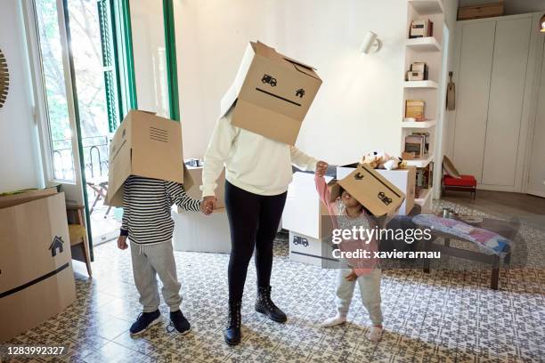 familia joven juguetona con dos niños en el día en movimiento - casa real española fotografías e imágenes de stock