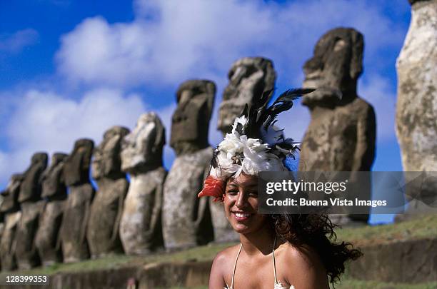 polynesian dancer at ahu tongariki - easter island fotografías e imágenes de stock