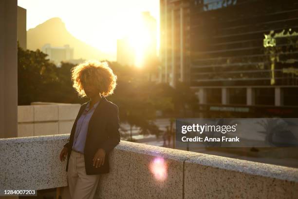 side view of woman during the sunset - golden hour woman stock pictures, royalty-free photos & images