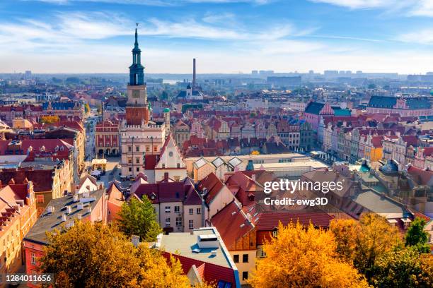 vakantie in polen - luchtmening van poznan - polen stockfoto's en -beelden