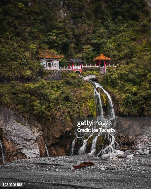 mountain temple taiwan taroko national park - taroko gorge national park stock pictures, royalty-free photos & images