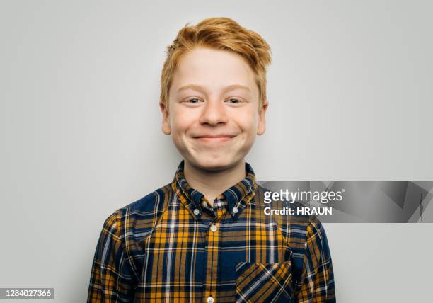 leende pojke i casuals mot vit bakgrund - redhead bildbanksfoton och bilder