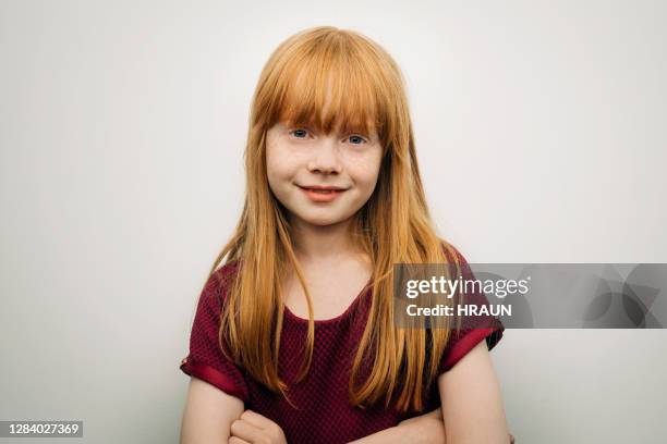 leuk glimlachend meisje dat zich met gekruiste wapens bevindt - childs pose stockfoto's en -beelden