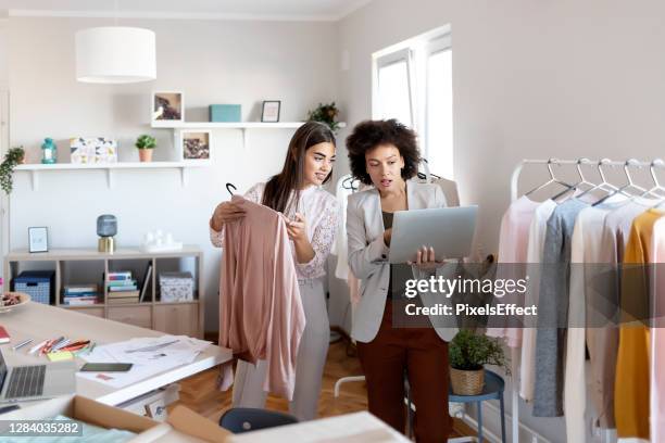 diseñadores de éxito - estudio de diseño de modas fotografías e imágenes de stock