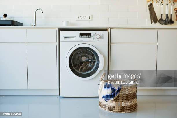 eine gute waschmaschine macht die aufgabe weniger beängstigend - washing machines stock-fotos und bilder