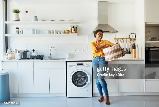 ¡mi tarea favorita es lavar la ropa! - laundry fotografías e imágenes de stock