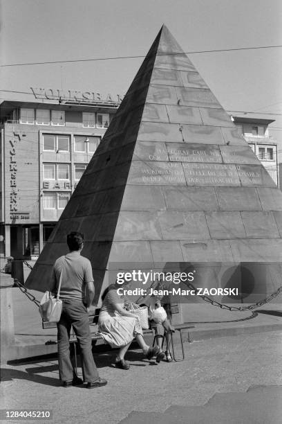 Pyramide de grès rouge située sur la Marktplatz, érigée entre 1823 et 1825, sous la direction de l'architecte Friedrich Weinbrenner et abritant le...