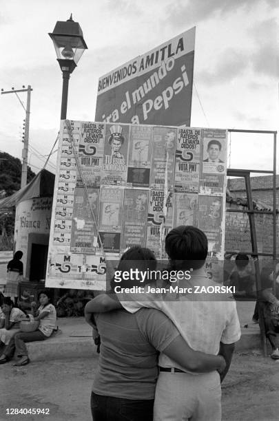 Couple regardant un panneau d'affichage, le 23 juillet 1985, à Mitla, État d'Oaxaca, Mexique.