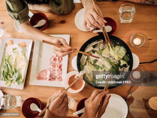 asiatische familie mit einer weihnachtsfeier. - sukiyaki stock-fotos und bilder