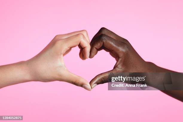 manos diversas con signo de amor - two hearts fotografías e imágenes de stock