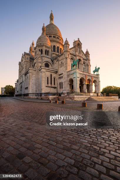 basilica of the sacred heart in paris during sunrise . france . - basílica del sagrado corazón de montmartre fotografías e imágenes de stock