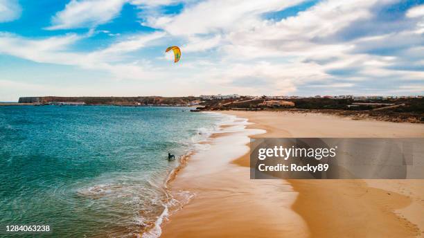 this is kite foiling  – praia do martinhal, sagres, portugal - sagres imagens e fotografias de stock