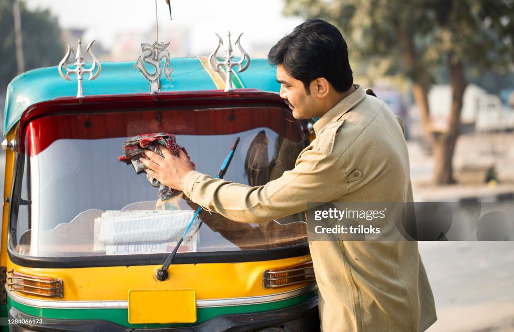 Auto Rickshaw Washing Driver Cleaning Windshield Of Rickshaw High-Res Stock Photo - Getty Images