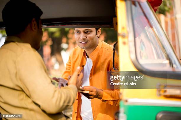 rickshaw driver and passenger arguing for payment - true crime stock pictures, royalty-free photos & images