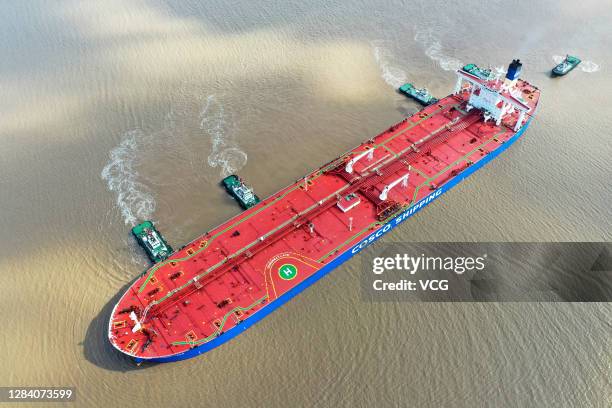 Tugboats push the oil tanker 'COSGREAT LAKE' to a reception terminal operated by China Petrochemical Corporation on November 4, 2020 in Zhoushan,...