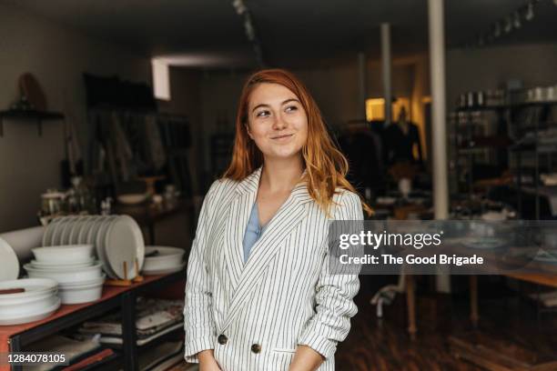 portrait of cheerful shop owner in boutique - sourire narquois photos et images de collection