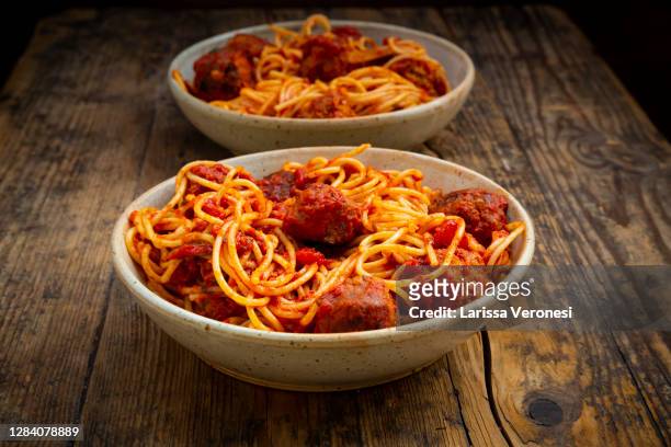 spaghetti with homemade vegetarian meatballs - meatballs foto e immagini stock