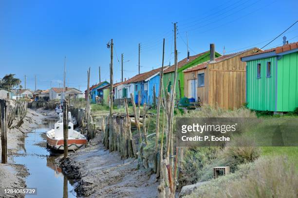 ile d'oleron, the château-d'oléron, the colorful cabins on the chenal de la baudissière, on the route des huîtres (some are renovated by artists who sell their works there) - oléron stock pictures, royalty-free photos & images