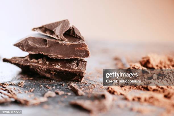 schokoladen-chunks - chocolate chunks stock-fotos und bilder