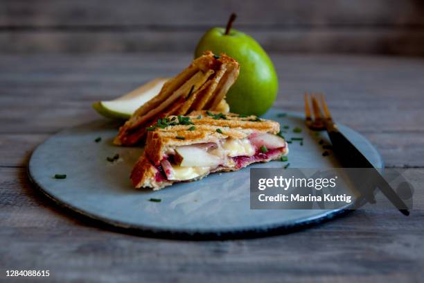 birnen-käse-sandwich - birnen stockfoto's en -beelden