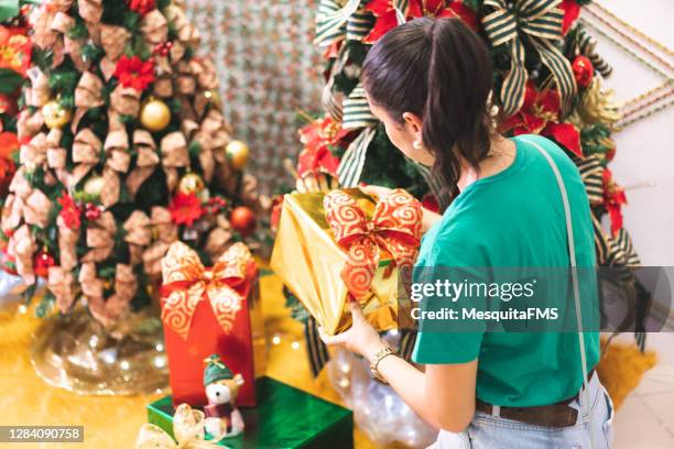 frau hält weihnachtsgeschenk-box - natal brazil stock-fotos und bilder