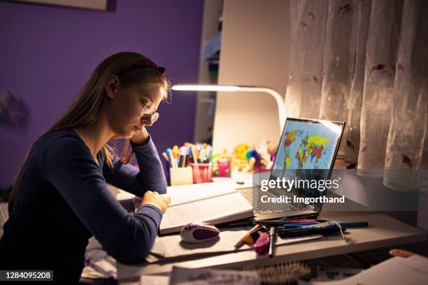 teenager-mädchen studieren zu hause - schreibtischlampe stock-fotos und bilder