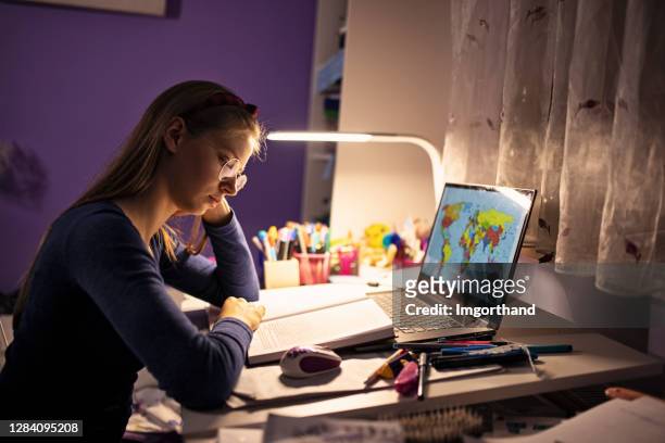 adolescente estudiando en casa - desk lamp fotografías e imágenes de stock