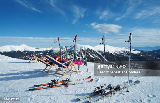apres-ski people in the sun on the sunbed, bad kleinkirchheim, austria - kitzbuehel 個照片及圖片檔