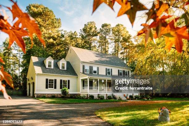 casa in stile coloniale - autunno foto e immagini stock