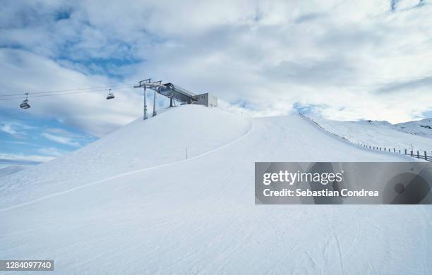 downhill slope and apres ski mountain hut with cablr car in  winter resort, bad kleinkirchheim, austria - bad kleinkirchheim stock pictures, royalty-free photos & images