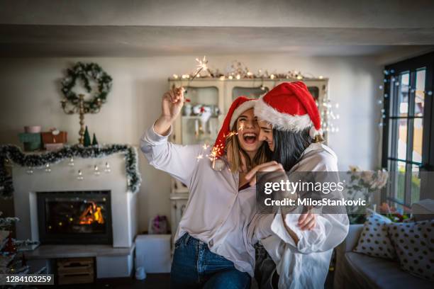 es navidad - lesbian love fotografías e imágenes de stock