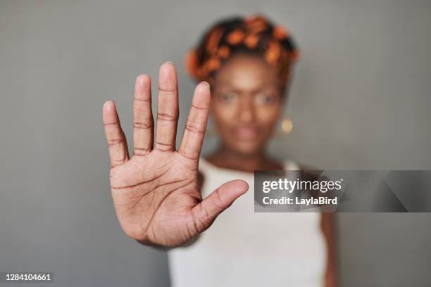 neem geen stap dichterbij - halt stockfoto's en -beelden