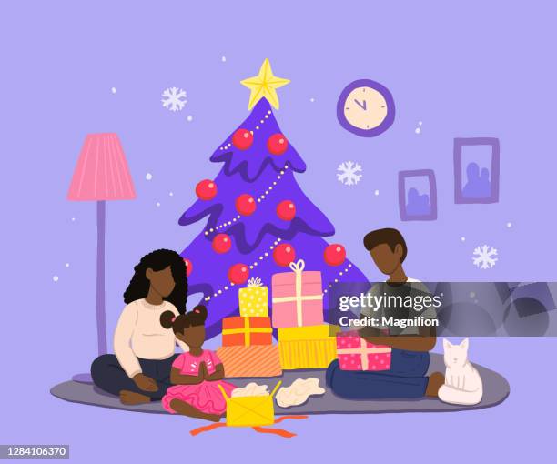 familie feiert weihnachten in gemütlicher häuslicher umgebung mit geschenken - weihnachtsbaum schmücken stock-grafiken, -clipart, -cartoons und -symbole