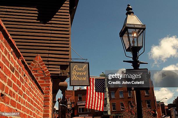 sign at paul revere house, n end, boston, ma - boston exteriors landmarks stockfoto's en -beelden