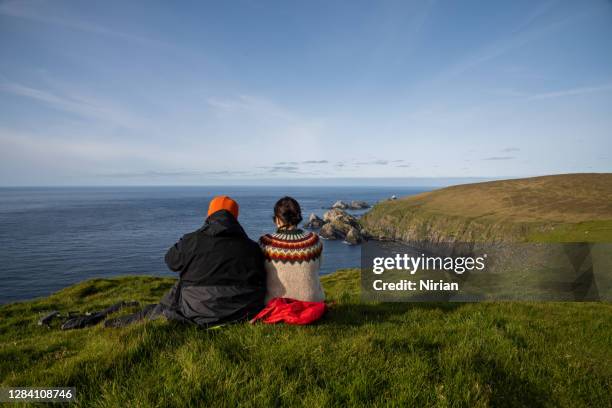 glückliches paar - highlands schottland wandern stock-fotos und bilder