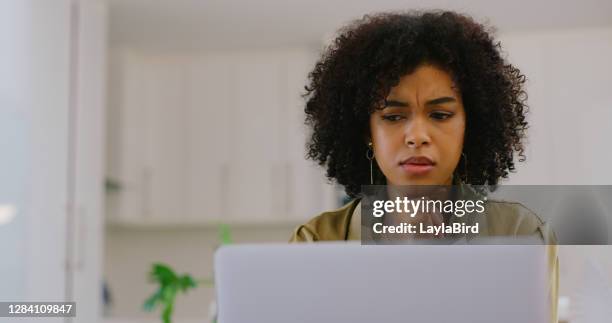 dit ziet er niet goed uit voor mij ... - confused woman stockfoto's en -beelden