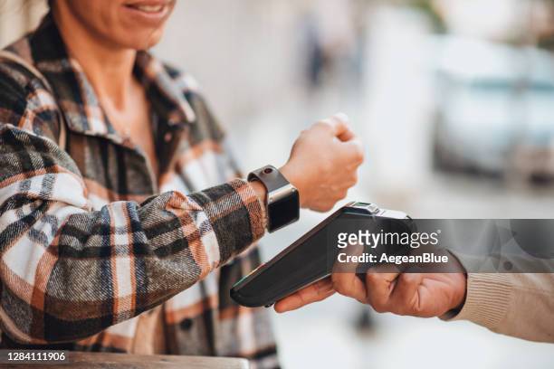 婦女使nfc支付與她的智慧手錶 - debit cards credit cards accepted 個照片及圖片檔