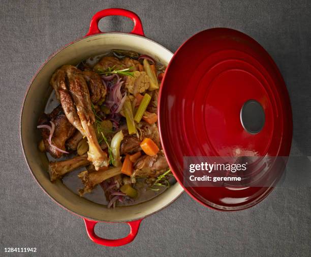 kochen fleischgericht in gusseisen pfanne - eintopf von oben stock-fotos und bilder