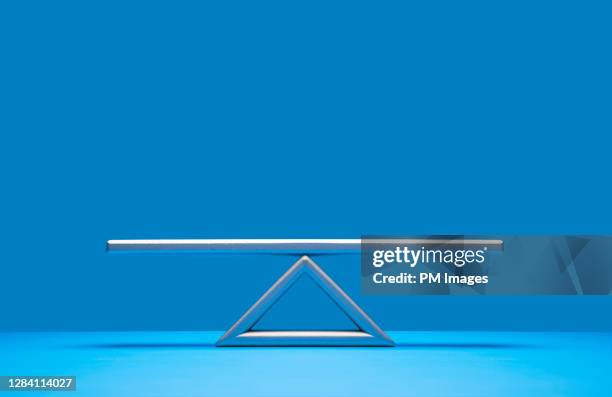 seesaw weight scale - gungbräda bildbanksfoton och bilder