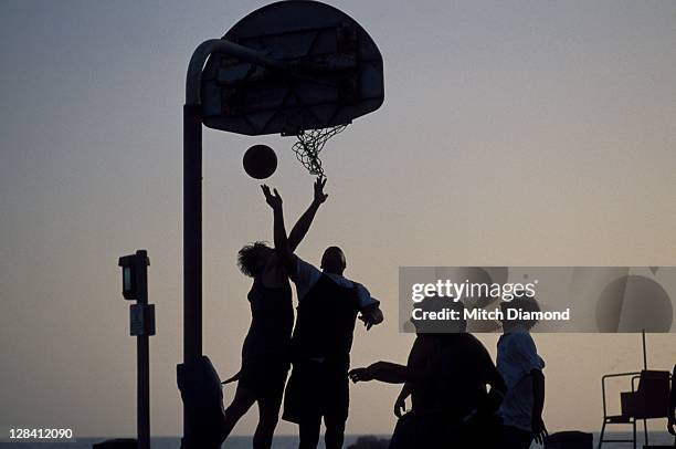 street basketball - street basketball stockfoto's en -beelden