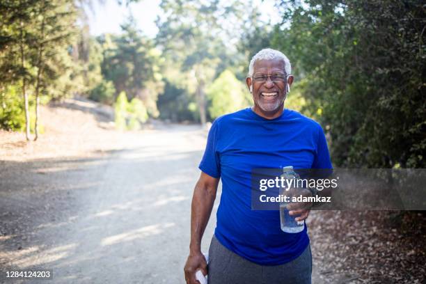 senior african american man drinking water - man drinking water fotografías e imágenes de stock