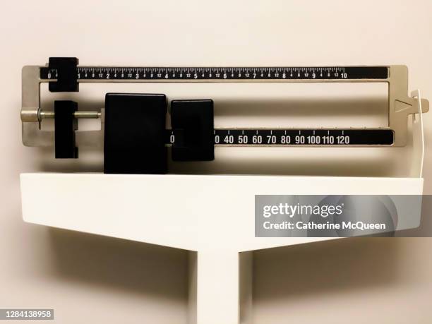 traditional physician mechanical beam medical scale - pound unit of mass - fotografias e filmes do acervo