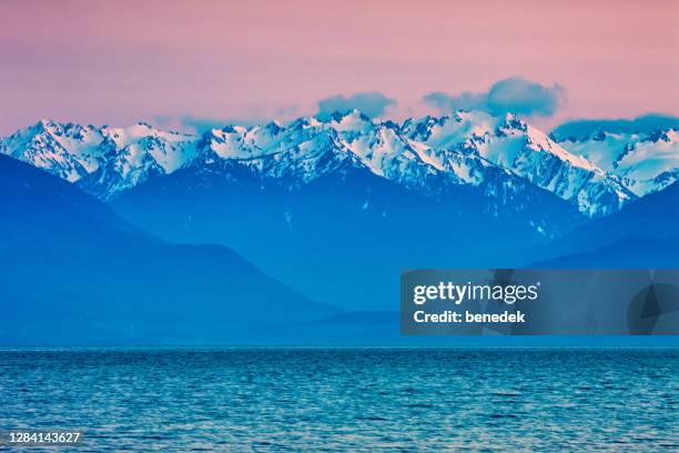 olympic mountains and strait of juan de fuca washington usa - olympic nationalpark stock-fotos und bilder