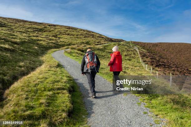 paar touristen auf dem weg - highlands schottland wandern stock-fotos und bilder