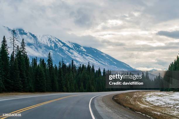 rodovia single lane no inverno através das montanhas rochosas na colúmbia britânica - single lane road - fotografias e filmes do acervo