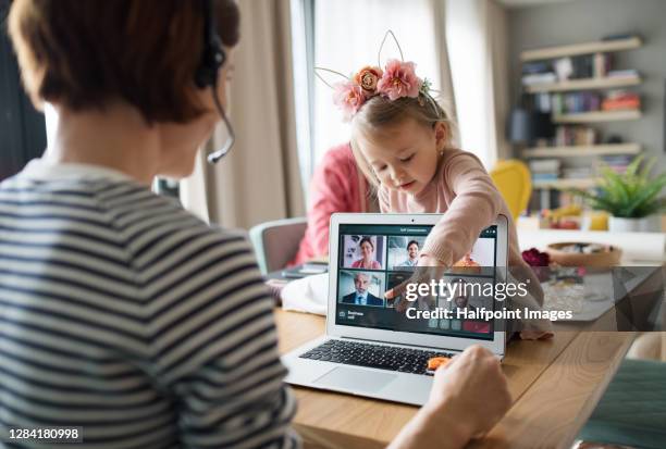 parents with small child working from home, home office with kids concept. - hot desking arbeitsplatz stock-fotos und bilder