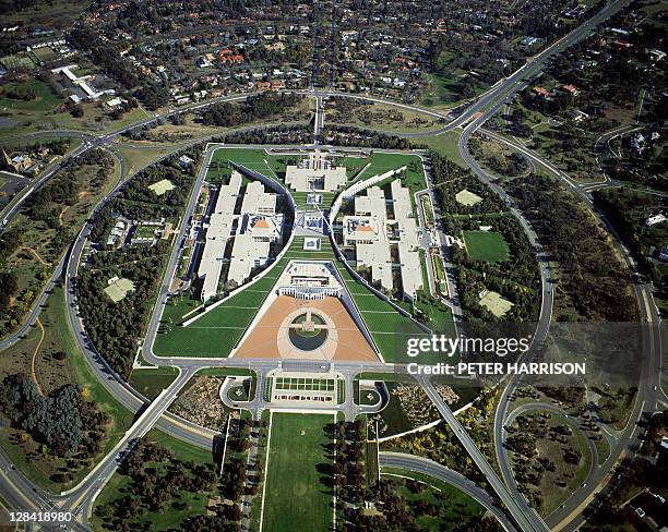 parliament house, canberra, australia (aerial) - parliament house canberra - fotografias e filmes do acervo