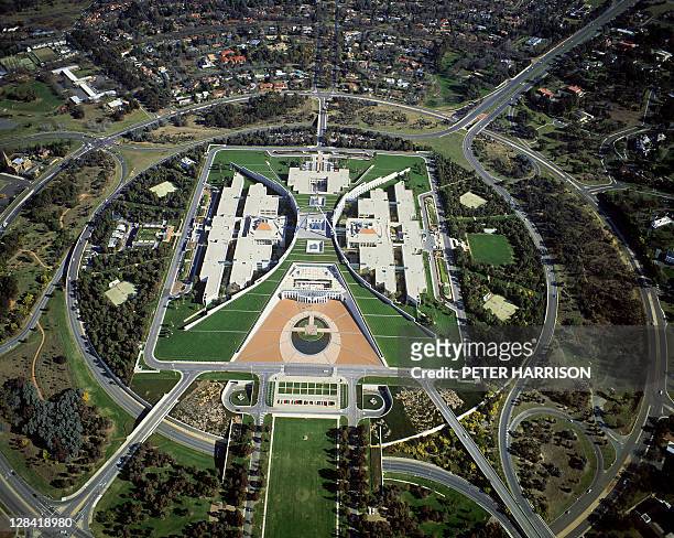 parliament house, canberra, australia (aerial) - parliament house canberra 個照片及圖片檔