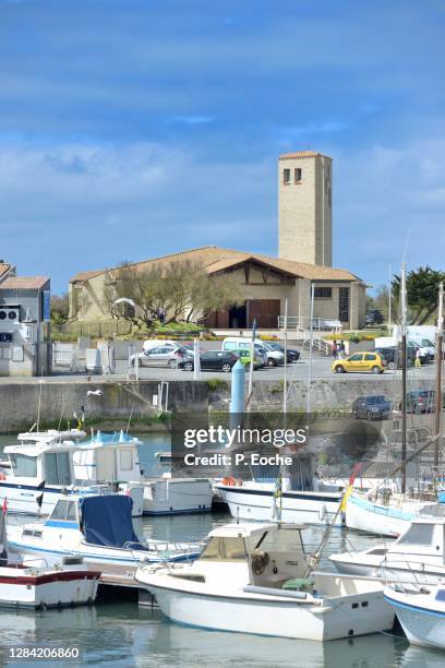 la cotinière, the notre-dame-et-saint-nicolas church. - oléron stock pictures, royalty-free photos & images