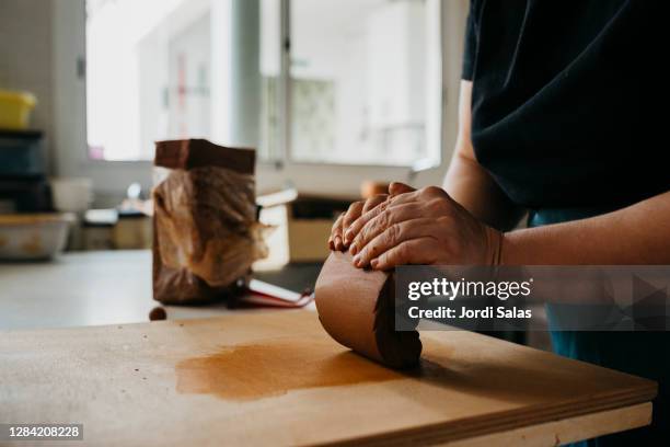 ceramist kneading clay - clay photos et images de collection